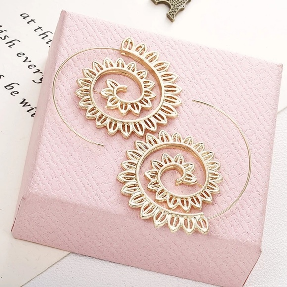 ♥️ Jewelry - Cute swirl earrings